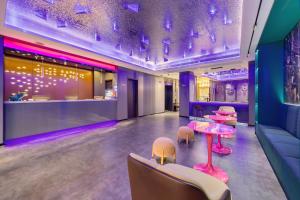 a room with a table and chairs and a bar at Xinghe Yuezhi S Hotel to Guangzhou Yuexiu Park Railway Station Subway Station Baima Clothing City Flagship Store in Guangzhou