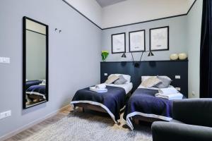 een slaapkamer met 2 bedden en een bank bij Double Rooms in zona Città Studi in Milaan