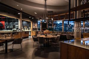 un restaurant avec des tables et des chaises ainsi qu'un bar dans l'établissement Luisenhöhe - Gesundheitsresort Schwarzwald, à Horben