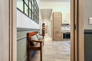 een hal die leidt naar een keuken met een trap bij Double Rooms in zona Città Studi in Milaan