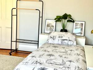 sypialnia z łóżkiem z czarno-białą narzutą w obiekcie Winton house home stay w Bournemouth