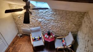 an overhead view of a room with a table and chairs at Le Relais des Eléphants Colorés in Virlet