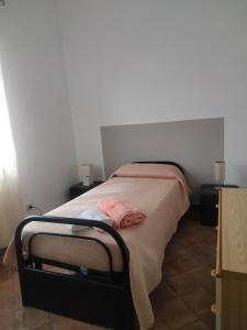 Ένα ή περισσότερα κρεβάτια σε δωμάτιο στο Camere Casa Rosa Isola