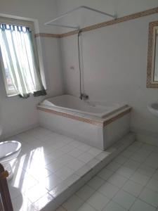 Ένα μπάνιο στο Camere Casa Rosa Isola
