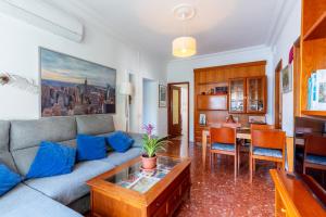 sala de estar con sofá y mesa en Apartamento Triana Los Remedios en Sevilla