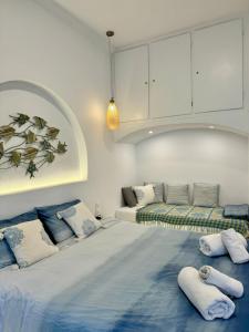 une chambre avec deux lits avec des serviettes dessus dans l'établissement Central Cycladic Cove in Naxos Town, à Naxos Chora