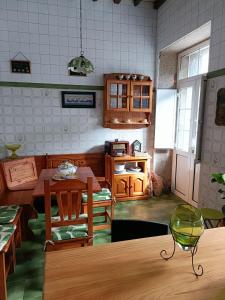 cocina con mesa y comedor en Casa de piedra en Costa da Morte., en A Ponte do Porto