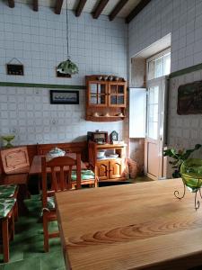 - une cuisine avec une table et des chaises dans la chambre dans l'établissement Casa de piedra en Costa da Morte., à Ponte Do Porto