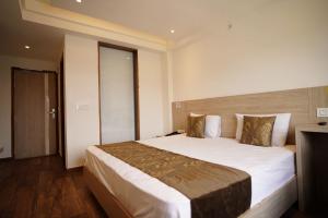 Postel nebo postele na pokoji v ubytování Mahaveer Shimla By Royal Collection Hotels
