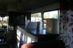 una cocina con encimera y ventanas en Busmans Holiday Anyone en Pontypool