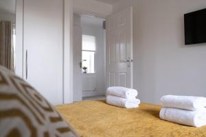 a room with two towels sitting on the floor at Sorrel House in Carterton