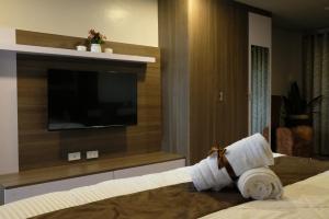 um quarto de hotel com uma televisão e uma cama em VIEDA HOTEL em Caticlan