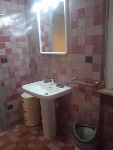 y baño con lavabo, espejo y aseo. en Residenza Locatelli, en Verona