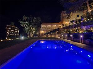 basen oświetlony w nocy światłami w obiekcie Villa Tommaso Maruggi, Sicilia, con Jacuzzi e piscina privata w mieście Alcamo