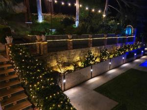 a row of lights on a stone wall with lights w obiekcie Villa Tommaso Maruggi, Sicilia, con Jacuzzi e piscina privata w mieście Alcamo