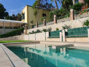 a swimming pool in front of a house at Villa Tommaso Maruggi, Sicilia, con Jacuzzi e piscina privata in Alcamo
