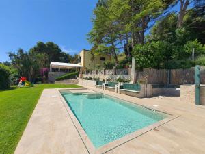 a swimming pool in a yard next to a fence at Villa Tommaso Maruggi, Sicilia, con Jacuzzi e piscina privata in Alcamo