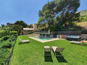 a yard with two chairs and a swimming pool at Villa Tommaso Maruggi, Sicilia, con Jacuzzi e piscina privata in Alcamo