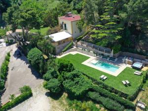 an aerial view of a house with a swimming pool at Villa Tommaso Maruggi, Sicilia, con Jacuzzi e piscina privata in Alcamo