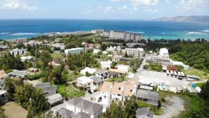- une vue aérienne sur une ville à côté de l'océan dans l'établissement hale uka, à Inbu
