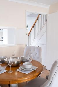 een eetkamer met een houten tafel en stoelen bij Bibury House a lovely 2 bed house sleeps 4 in Witney