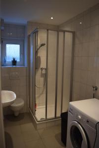 ein Bad mit einer Dusche, einem WC und einem Waschbecken in der Unterkunft Ferienwohnung Wörrstadt in Wörrstadt