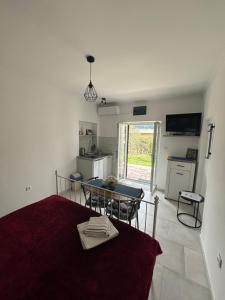 Habitación con cocina y mesa en una habitación. en Apartments Samardzic en Kotor