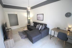 Ruang duduk di Newly Renovated Central 2 Bedroom Apartment in Kozani