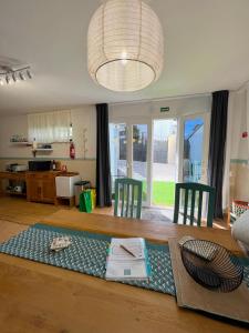 Nazare Oasis Suites and Retreats في نازاريه: غرفة معيشة مع طاولة مع كراسي وغرفة طعام