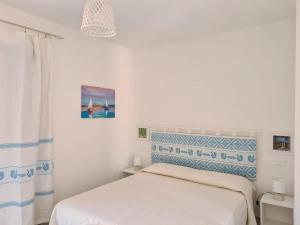ein weißes Schlafzimmer mit einem Bett und einer Dusche in der Unterkunft Ma.Vi Casa Vacanze in Teulada