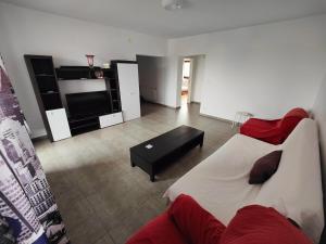 sala de estar con cama, sofá y TV en Apartament spațios en Bragadiru