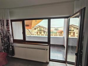 um quarto com uma grande janela e um radiador em Apartament spațios em Bragadiru