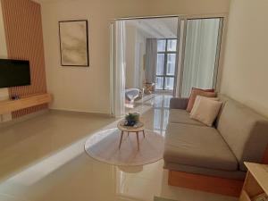 Cozy Ocean View APT in KK City Center的电视和/或娱乐中心