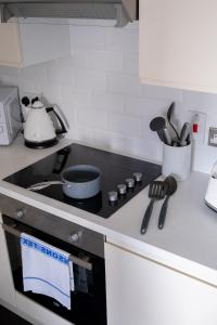 a kitchen with a stove with a pot on it at Luxury one bed Apartment in Carterton