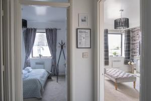 a bedroom with a bed and a mirror at Luxury one bed Apartment in Carterton