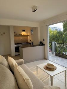 ein Wohnzimmer mit Sofa und Tisch in der Unterkunft Departamento VIGGO in Mendoza