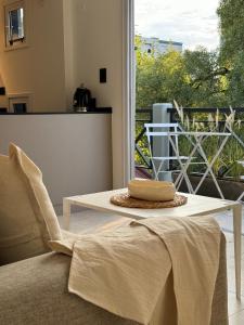 ein Wohnzimmer mit einem Tisch und einem Fenster in der Unterkunft Departamento VIGGO in Mendoza