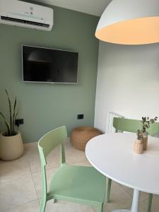 ein Esszimmer mit einem weißen Tisch und Stühlen in der Unterkunft Departamento VIGGO in Mendoza