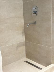 eine Dusche mit Duschkopf in einem Badezimmer in der Unterkunft Departamento VIGGO in Mendoza