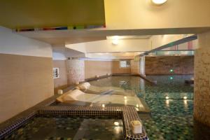 a swimming pool with a tub in the middle at Champagne Hotel in Jiaoxi