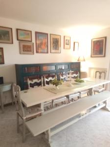 een eetkamer met een witte tafel en stoelen bij Residenza nella campagna di Roma Capitale. in Rome