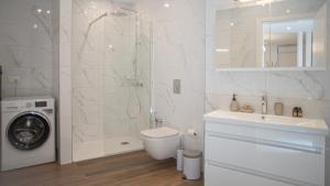 een badkamer met een douche, een toilet en een wastafel bij Mountain Vista Residence in Kalabaka +38 foto's