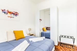 una camera con due letti e uno specchio di Bacoli Sveva Luxury House - Terrace & Design a Bacoli