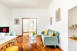 un soggiorno con divano e tavolo di Bacoli Sveva Luxury House - Terrace & Design a Bacoli