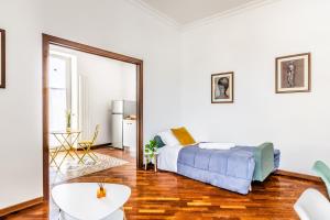 una camera bianca con letto e tavolo di Bacoli Sveva Luxury House - Terrace & Design a Bacoli
