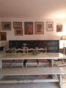 een eetkamer met een grote tafel en stoelen bij Residenza nella campagna di Roma Capitale. in Rome