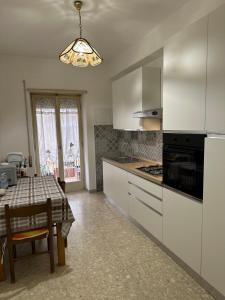 Virtuvė arba virtuvėlė apgyvendinimo įstaigoje Waterfront Apartment - Terracina