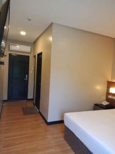 una camera con un letto e un corridoio con una porta di Samal Sands and Shores a Magamomo