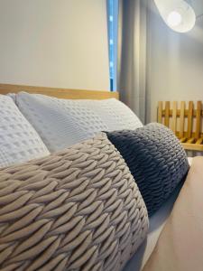 Cozy Ocean View APT in KK City Center客房内的一张或多张床位