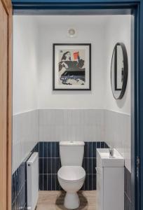 Barley View Luxury Home في بريستول: حمام مع مرحاض ومغسلة